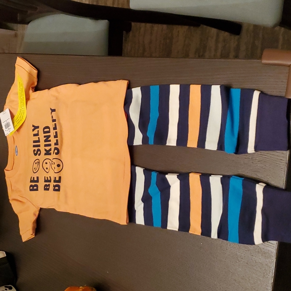 Old Navy unisex short sleeve pajama set size 5T. Brand new with tags.
